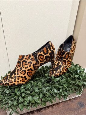 Calvin Klein Jeanna
Women's Leopard Haircalf Shooties NWOT Size 8.5
